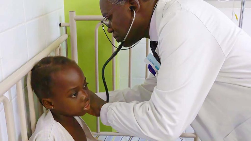En Afrique, un médecin occulte une petite fille