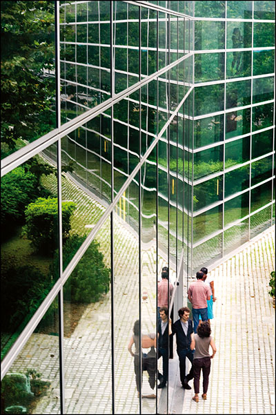 Vue de la façade vitrée et de la cour du bâtiment