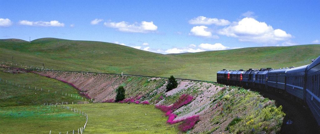 La steppe prise depuis le train et l'avant de celui-ci