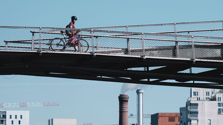 Cycliste sur une passerelle