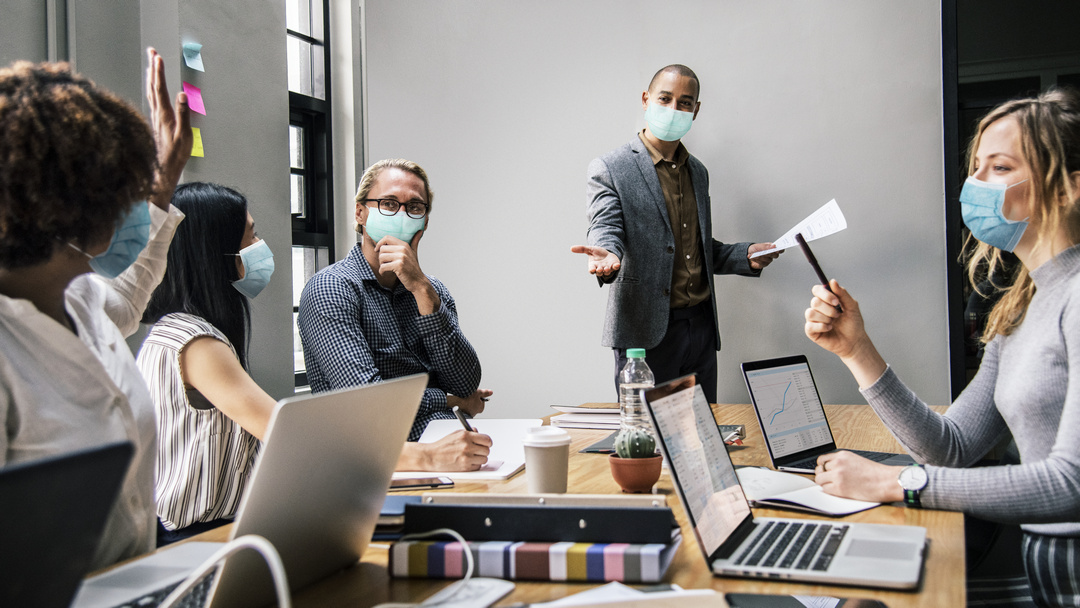 Réunion avec participants masqués