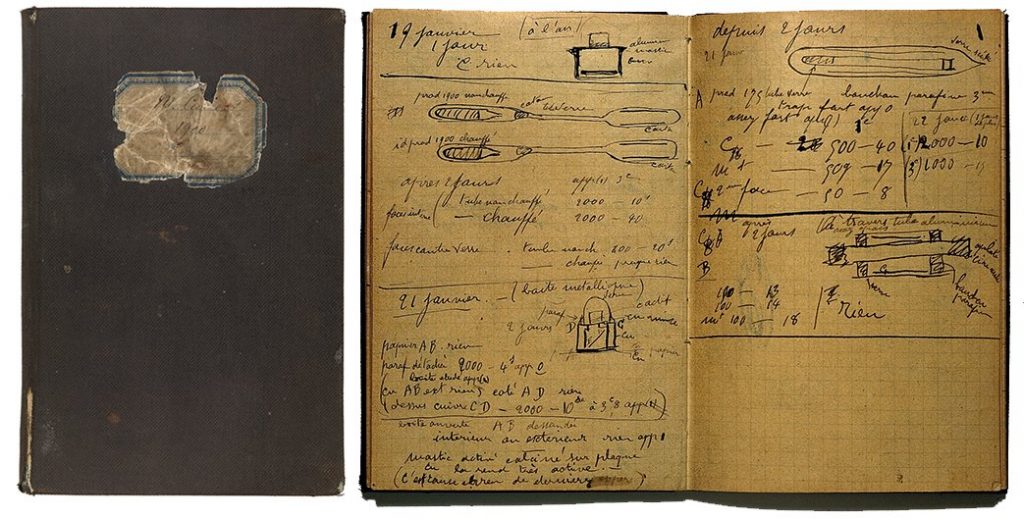 Couverture d'un cahier et double page d'un autre cahier ouvert