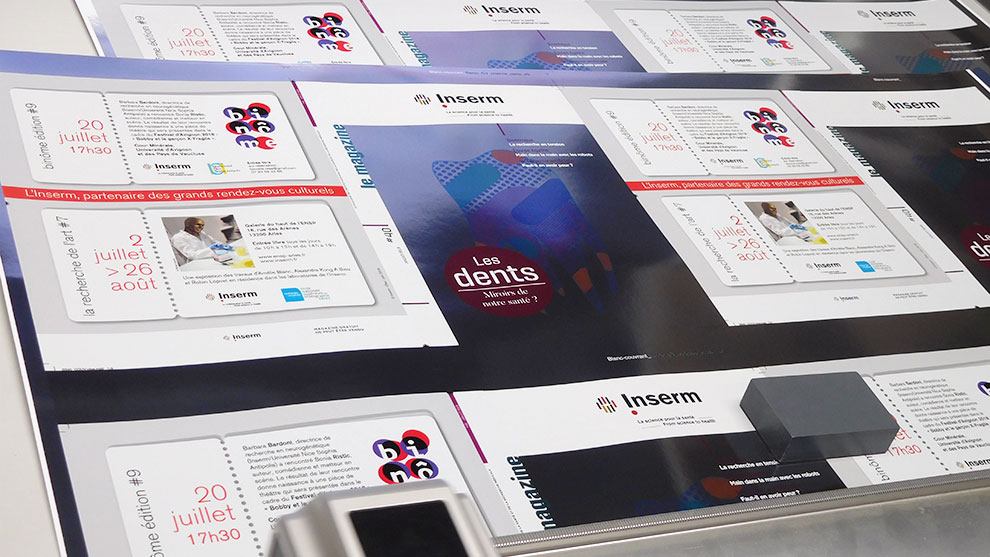 Epreuves de pages de magazine posés sur une table
