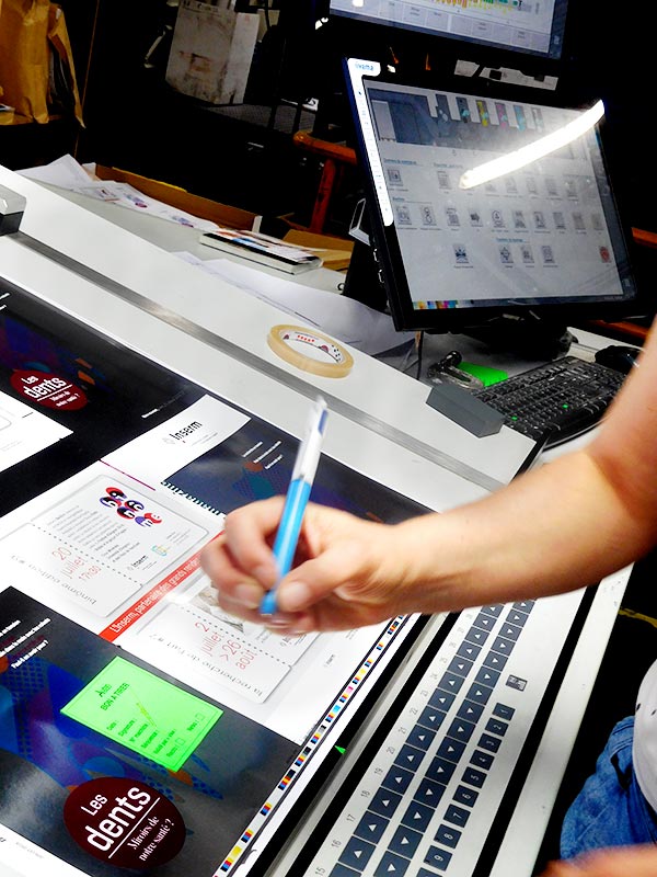 Signature du BAT : une étiquette posée sur les épreuves du magazine