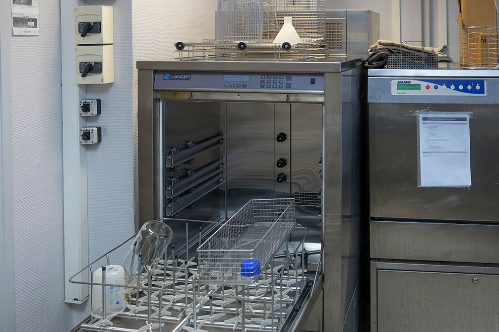 Lave vaisselle en inox ouvert.