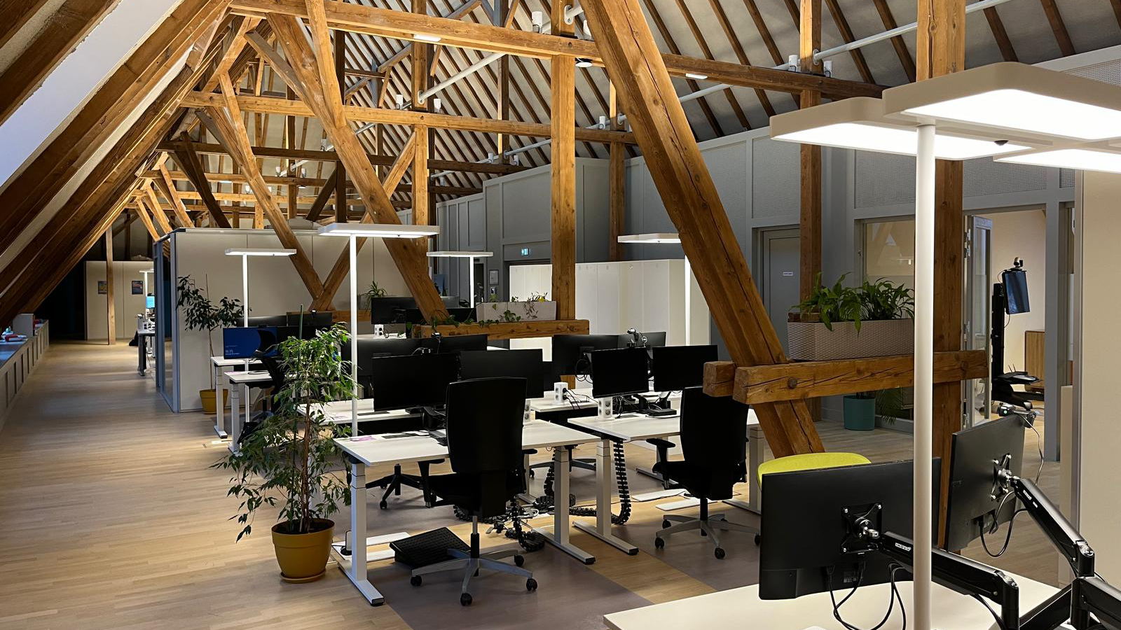 Intérieur de la nouvelle DR Est : un grand plateau ouvert en open space, avec des postes de travail équipés de manière identique.